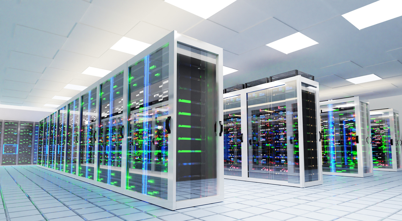 Moderner Serverraum, Flur im Rechenzentrum mit Supercomputer-Racks, Neonröhren und Klimaanlagen.