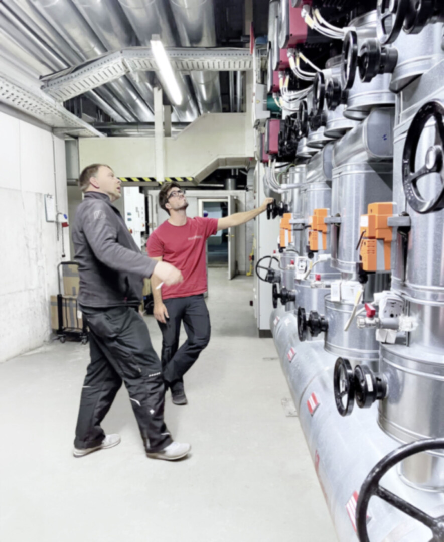myWarm Mitarbeiter im Einsatz im Heizungskellder einer Büroimmobilie | myWarm